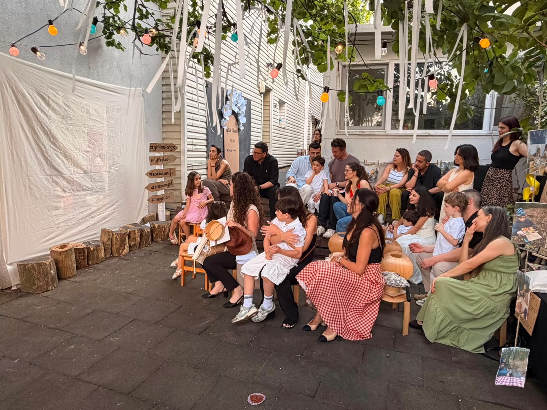 Little Skool bahçesinde ailelerin ve çocukların katıldığı buluşma